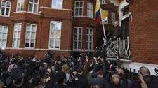 Julian Assange se dirigió a los medios de comunicación desde el balcón de la embajada ecuatoriana en Londres para celebrar el cierre del caso de presunta violación contra él.