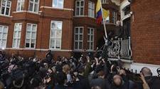 Julian Assange se dirigió a los medios de comunicación desde el balcón de la embajada ecuatoriana en Londres para celebrar el cierre del caso de presunta violación contra él.