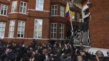Julian Assange se dirigió a los medios de comunicación desde el balcón de la embajada ecuatoriana en Londres para celebrar el cierre del caso de presunta violación contra él.