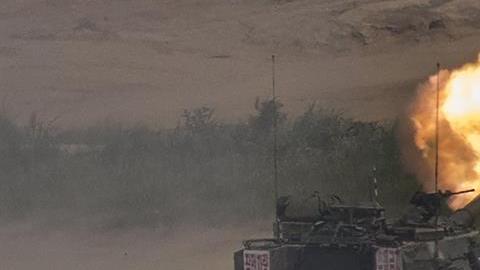 Artillería surcoreana realiza maniobras militares en Paju.