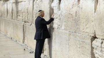 El presidente Trump es el primer mandatario de EEUU en activo en visitar el sitio sagrado.