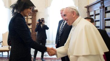 El Papa saludó con especial cercanía a Melania Trump.