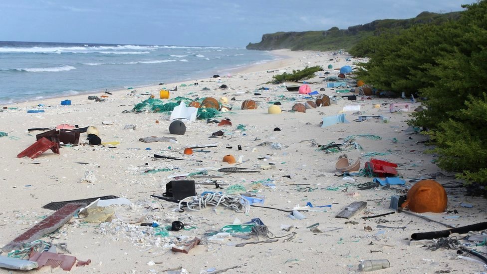 La isla paradisiaca del Pacífico que está sumida en plástico