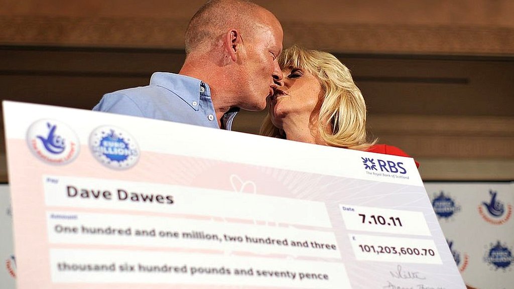 Demandó a su padre porque sólo le dio $2.2 millones de los $150 que ganó en la lotería