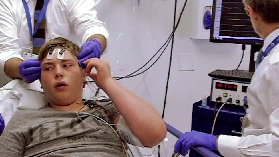 La terapia de electrochoques a la que someten a los niños con autismo severo