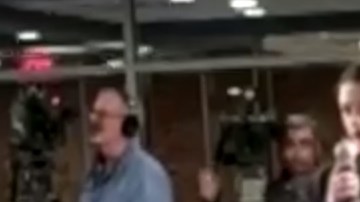 El congresista trastabilla ante la presión de la adolescente.