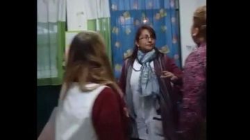 El momento en el que la maestra de primer grado Vanesa Segovia es atacada por la madre de uno de sus alumnos.