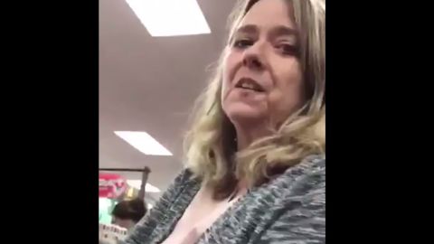 Estaa mujer agredió a otra por ser musulmana.