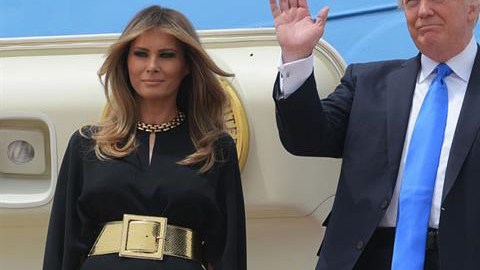 Así lucía Melania Trump al llegar a Arabia Saudita.