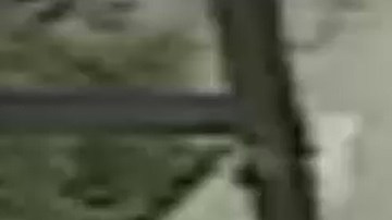 La Policía busca a este hombre como sospechoso del ataque.