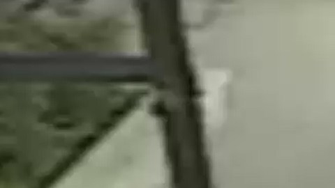 La Policía busca a este hombre como sospechoso del ataque.
