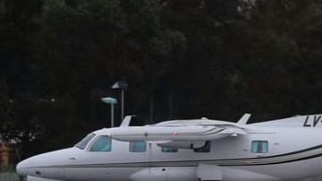 La familia viajaba en un avión bimotor similar a éste.
