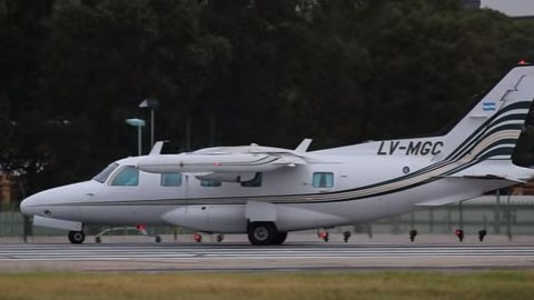 La familia viajaba en un avión bimotor similar a éste.
