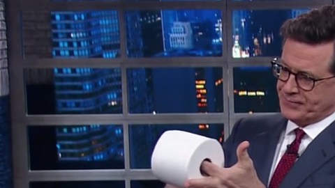 Stephen Colbert hizo un moólogo en contra del presidente Trump.