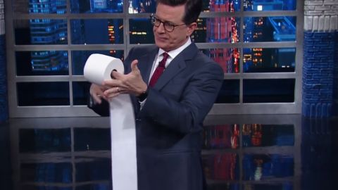 Stephen Colbert hizo un moólogo en contra del presidente Trump.