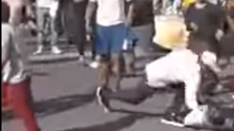 La brutal escena fue captada por un transeúnte en su celular.