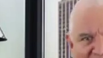 Carlos Dávila vende ID que supuestamente protege contra el ICE.