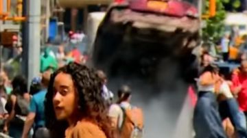 Varios videos captaron el momento en que el carro impactó a transeúntes en Times Square.