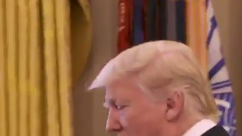 El presidente le dio la espalda al entrevistador John Dickerson.