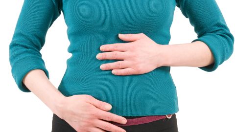 Por lo general, las mujeres que sufren un infarto  sienten como una especie de indigestión y dolores estomacales entre otros síntomas.