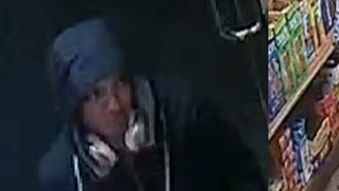 El NYPD busca a estos cinco individuos como sospechosos del asalto.