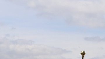 El contralor Scott Stringer hizo el anuncio acompañado de inmigrantes y otros funcionarios.