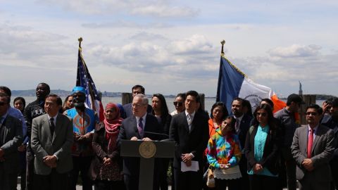 El contralor Scott Stringer hizo el anuncio acompañado de inmigrantes y otros funcionarios.