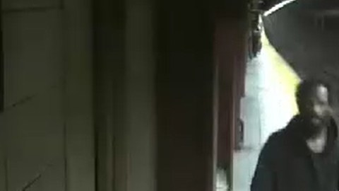 Cámaras de seguridad muestran al sospechoso transitando por áreas restringidas del metro.