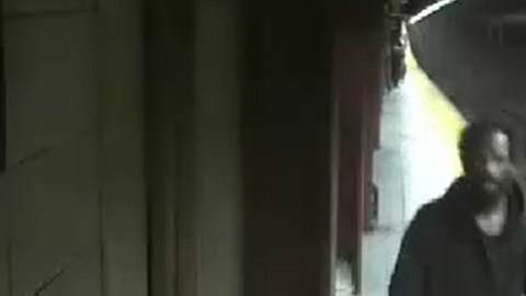 Cámaras de seguridad muestran al sospechoso transitando por áreas restringidas del metro.