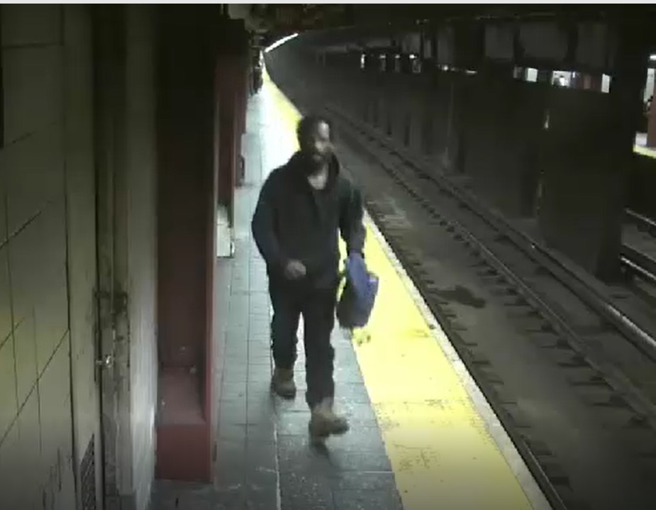 Cámaras de seguridad muestran al sospechoso transitando por áreas restringidas del metro. 