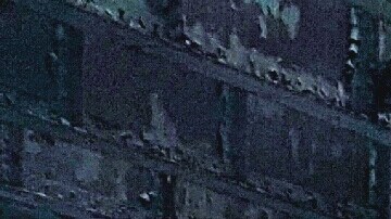 El concejal Daniel Dromme habla de la demanda debajo la estructura del tren 7 en la avenida Roosevelt.