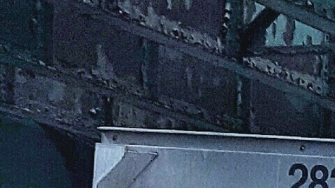 El concejal Daniel Dromme habla de la demanda debajo la estructura del tren 7 en la avenida Roosevelt.