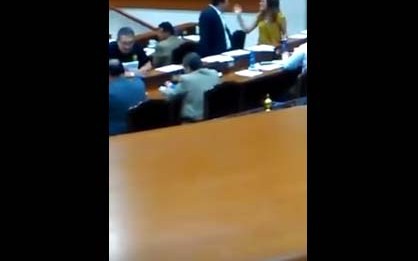 La legisladora reaccionó con una sonrisa y le dio una palmada a Montenegro Verdugo.