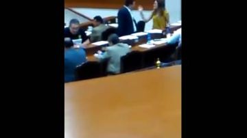 La legisladora reaccionó con una sonrisa y le dio una palmada a Montenegro Verdugo.