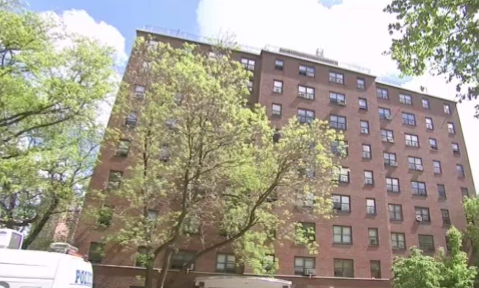 El cuerpo fue encontrado en un complejo de apartamentos en la calle 105 en East Harlem. 