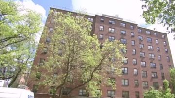 El cuerpo fue encontrado en un complejo de apartamentos en la calle 105 en East Harlem.