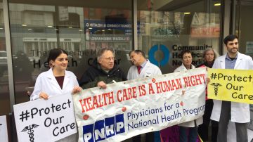 Desde que Trump asumió el poder, cientos de neoyorquinos se han lanzado a las calles para protestar en defensa del Obamacare, incluyendo a médicos y enfermeras.