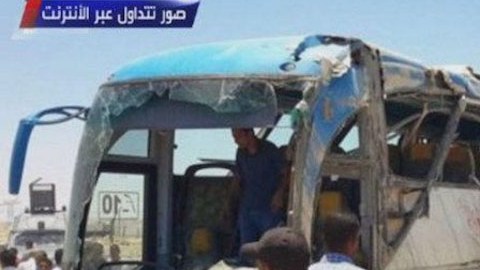 El ataque ocurrió cuando el vehículo recorría una carretera rumbo a un monasterio.