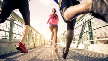 La lesiones en rodillas y tobillos son comunes en los corredores que ejercitan más durante la primavera y el verano.