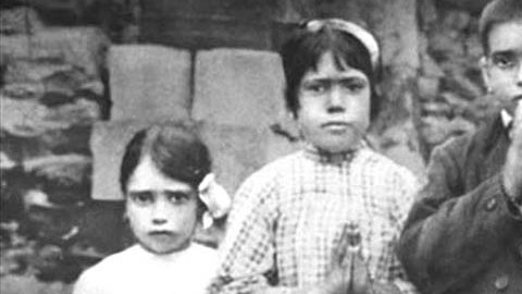 Este año se cumple el centenario de la supuesta aparición de la Virgen de Fátima a tres niños en Portugal.