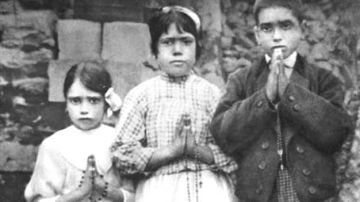 Este año se cumple el centenario de la supuesta aparición de la Virgen de Fátima a tres niños en Portugal.