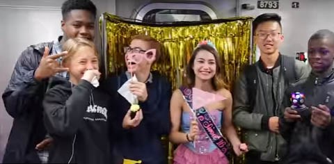 Los actores ingresaron al vagón de un tren Q en la estación de la calle 57.