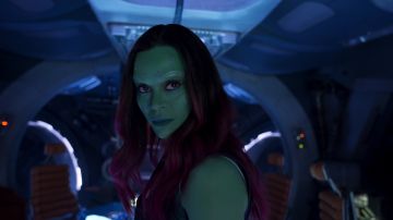 Zoe Saldaña es Gamora en Guardians of the Galaxy Vol. 2.