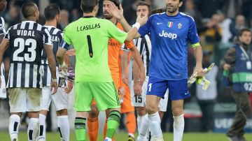 Casillas y Buffon se saludan tras un encuentro de Champions entre la Juventus de Turín y el Real Madrid.