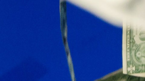 Un comediante lanzó billetes falsos a Blatter, acusado de corrupción, en una reunión de la FIFA.