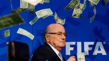 Un comediante lanzó billetes falsos a Blatter, acusado de corrupción, en una reunión de la FIFA.