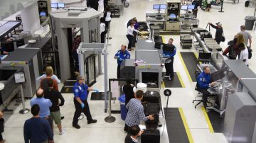 La TSA busca mejorar su sistema de vigilancia en aeropuertos.