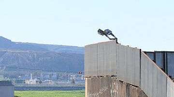 Insiste en el muro fronterizo