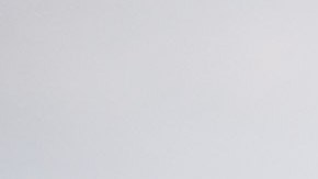 Un ferry cruza el "Brooklyn Bridge" en el East River, NYC.