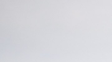 Un ferry cruza el "Brooklyn Bridge" en el East River, NYC.